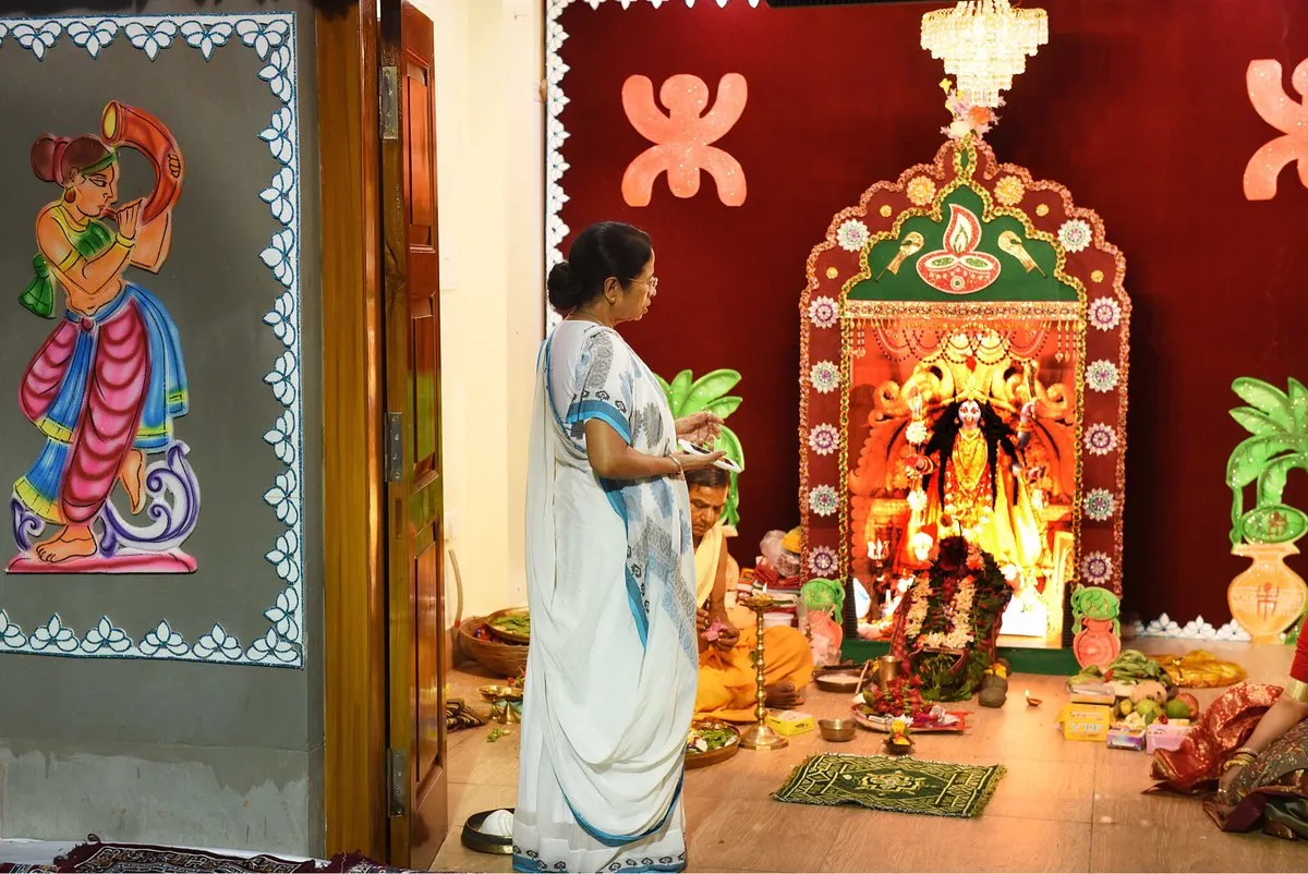 mamata banerjee house Interior